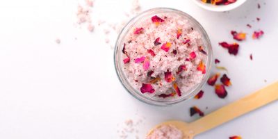 скраб за тяло с етерични масла и листа от розов цвят